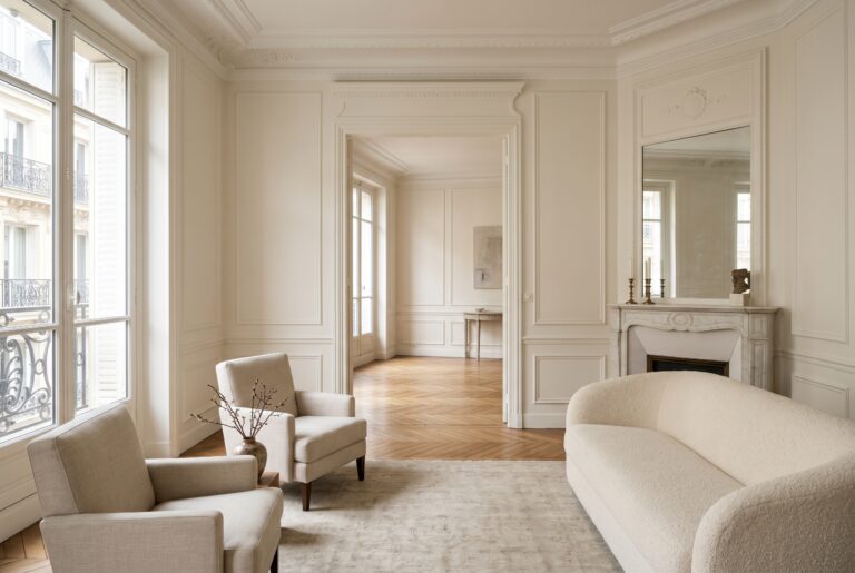 Illustration éditoriale premium InvestirFuté : appartement parisien haut de gamme suggérant l’arbitrage entre location vide et meublée pour un premier investissement locatif.
